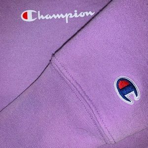 LIKE NEW CHAMPION LILAC COLORED CREW SWEATSHIRT-SM